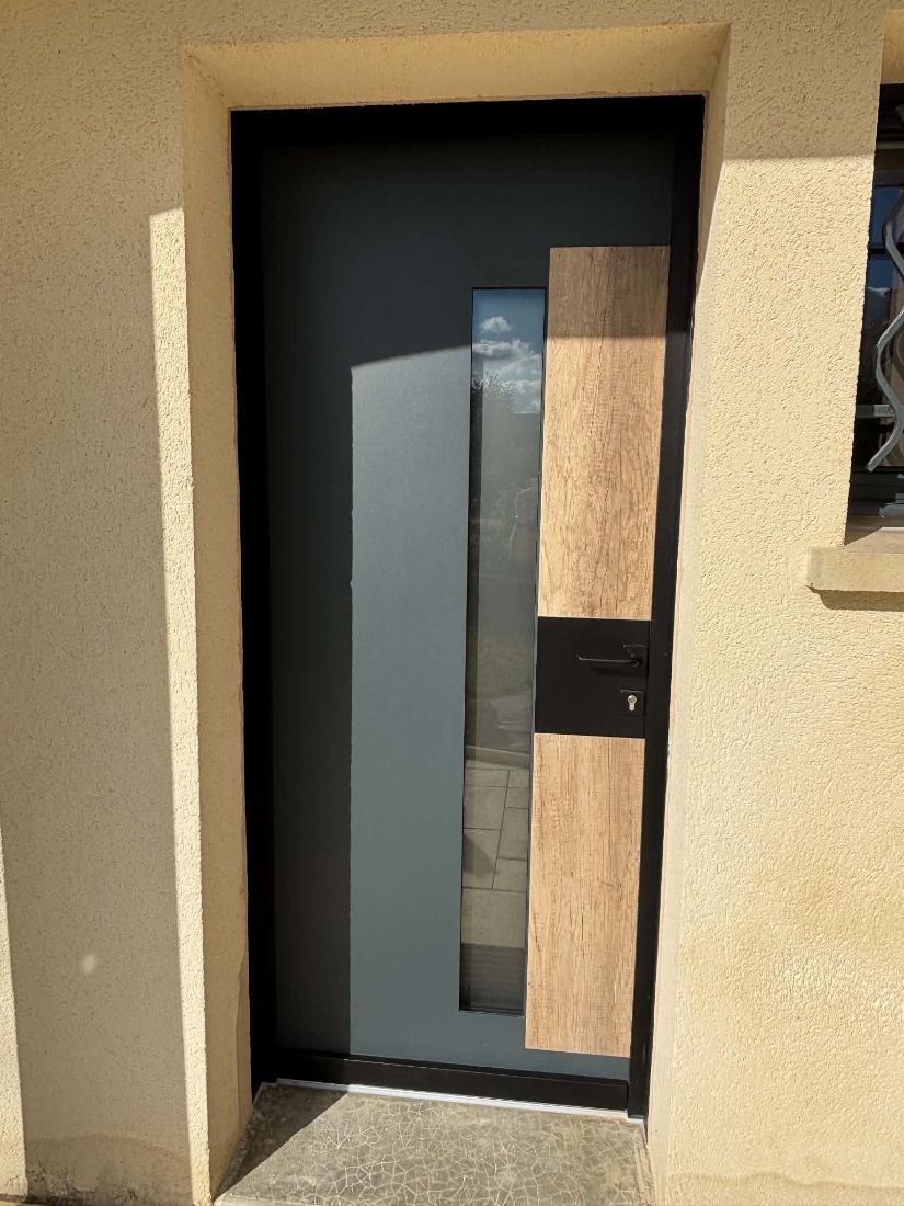 Porte d’entrée gris anthracite avec vitrage latéral et insert effet bois