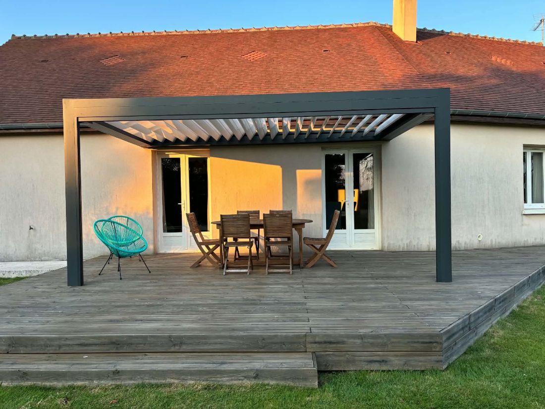 Pergola gris anthracite au-dessus d’une terrasse en bois