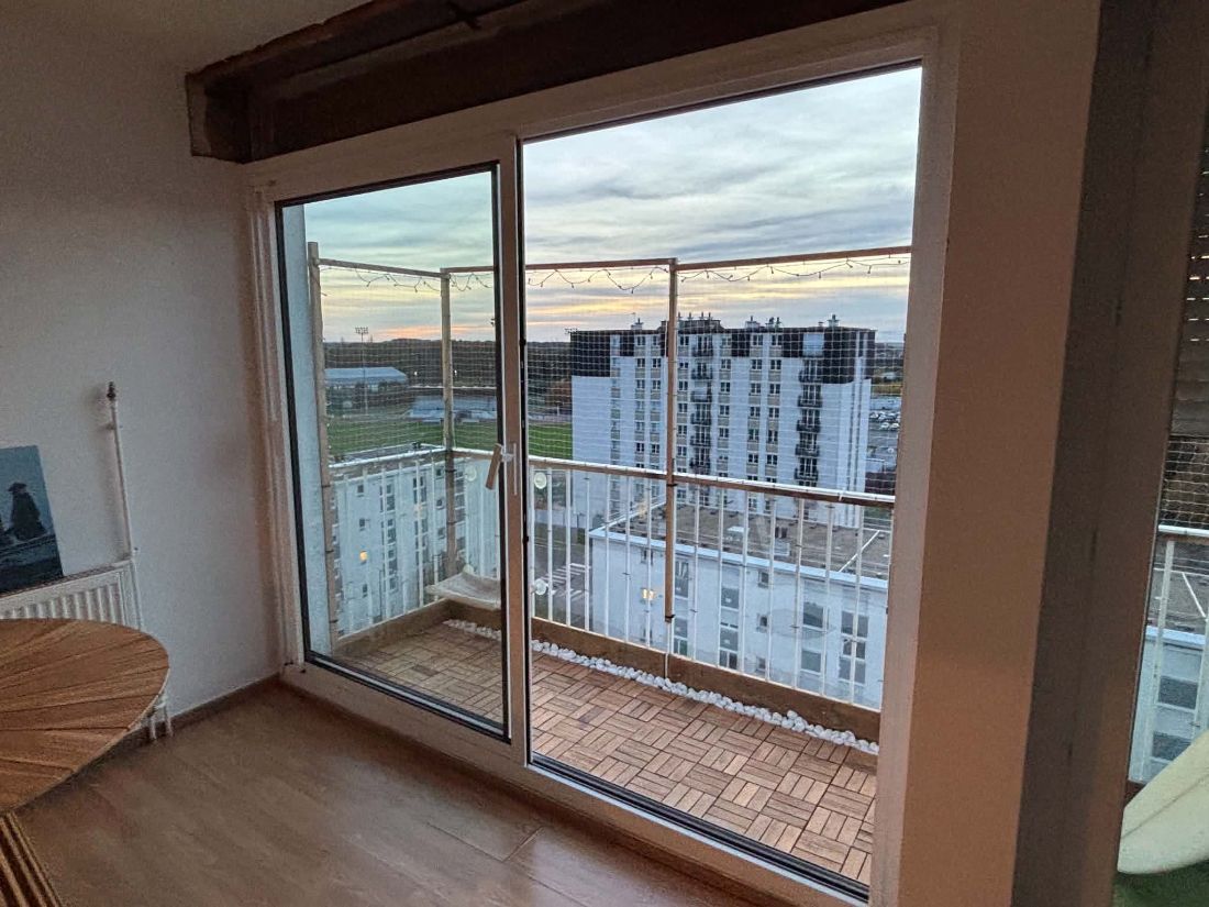 Baie coulissante vue de l’intérieur donnant sur un balcon