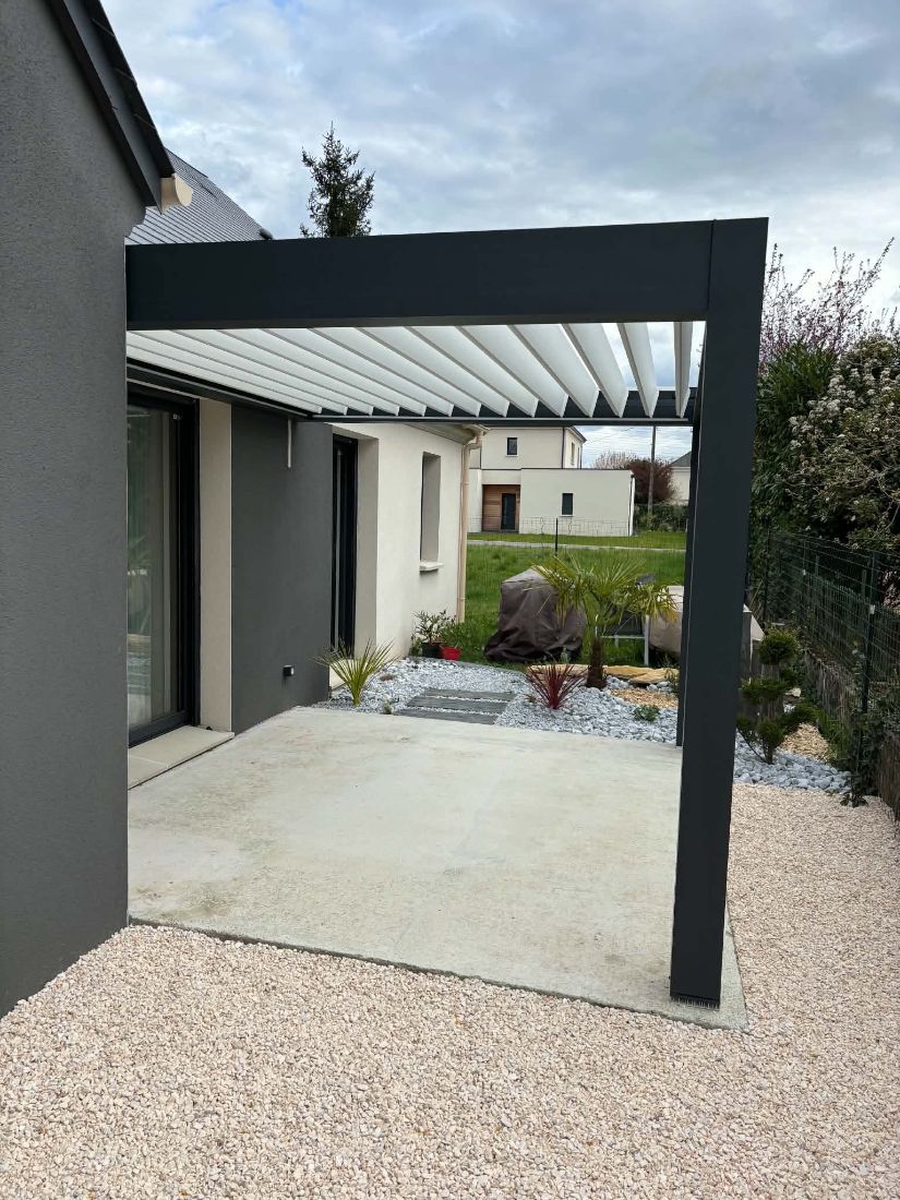 Pergola gris anthracite sur une terrasse gravillonnée