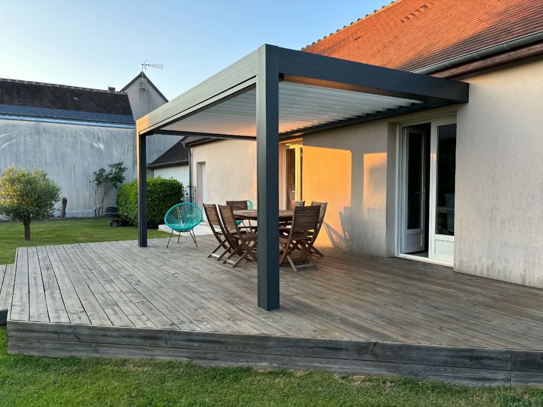 Pergola sur terrasse en bois au soleil couchant