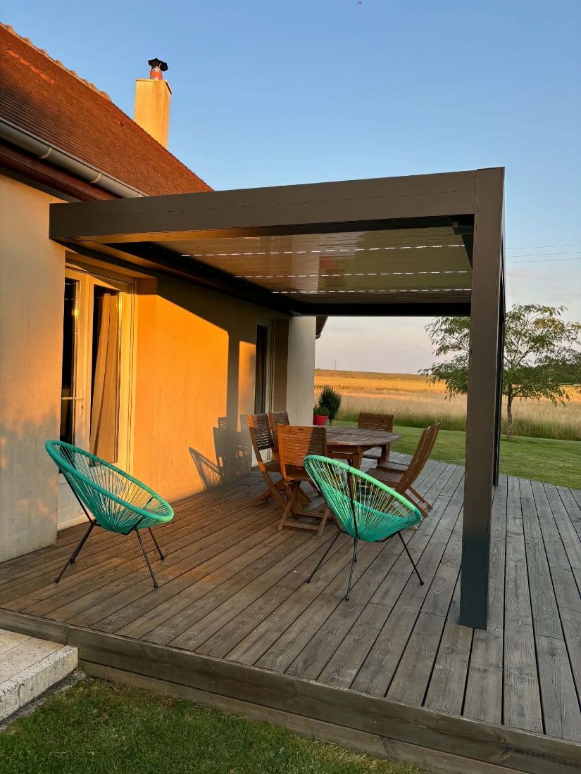 Pergola et salon de jardin sur une terrasse en bois