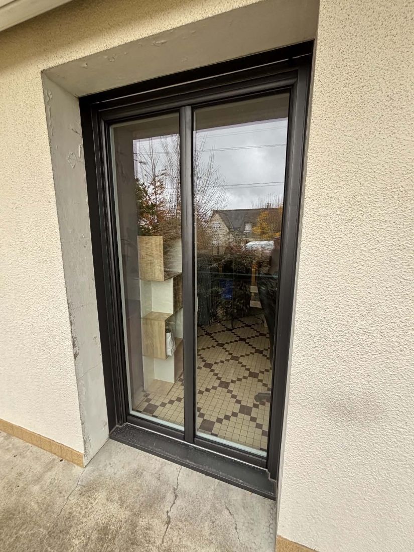 Porte-fenêtre deux vantaux gris anthracite à petits bois