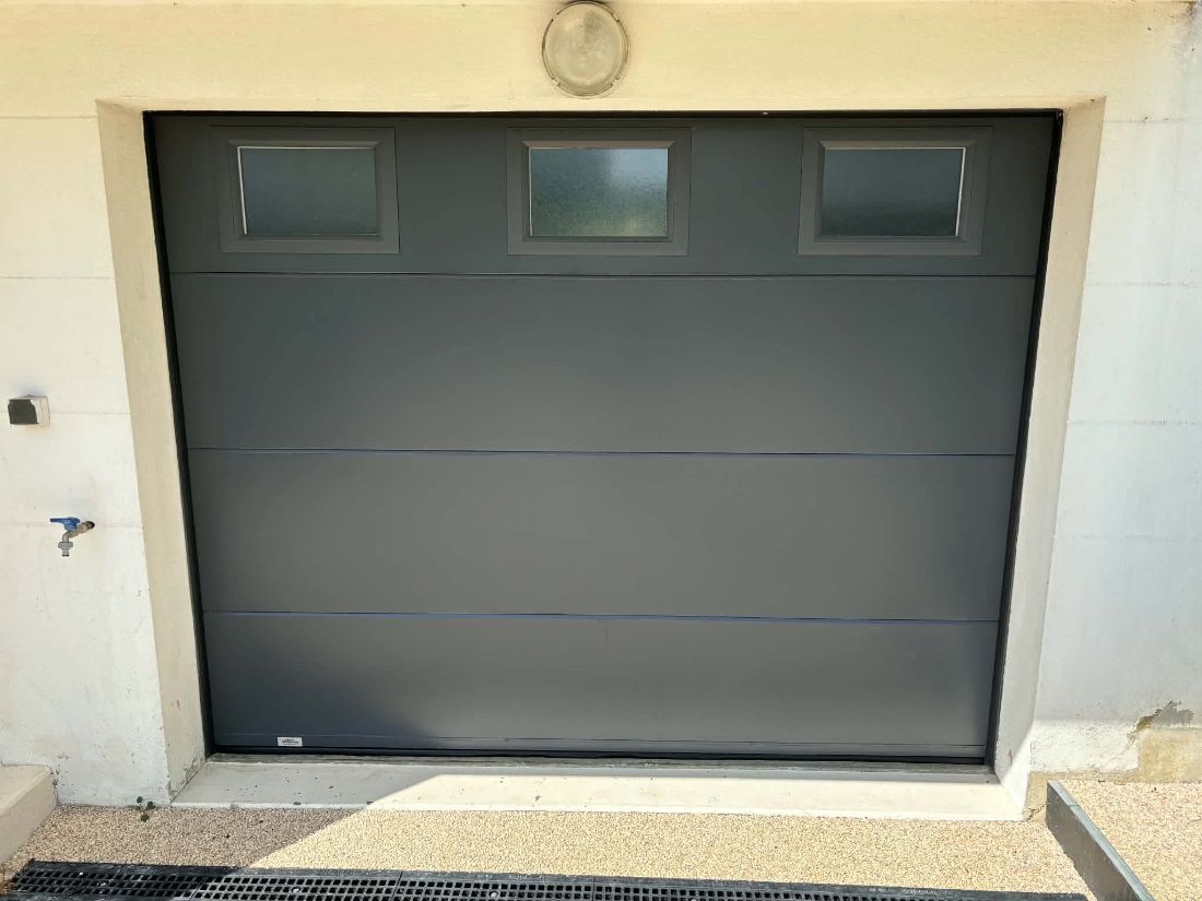 Porte de garage sectionnelle gris anthracite à hublots