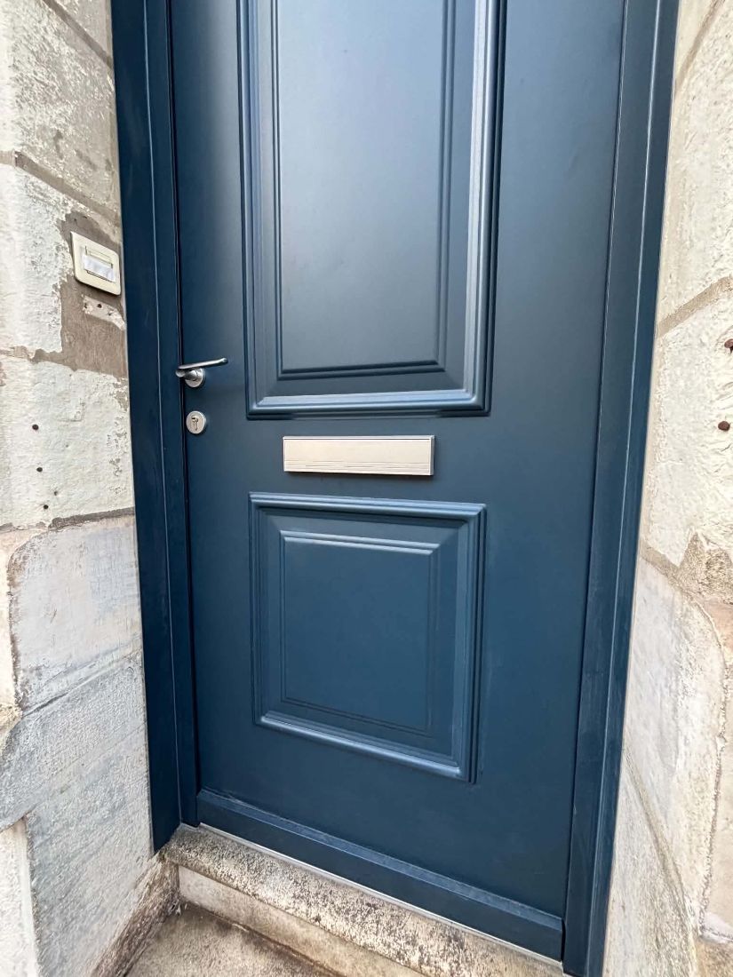 Porte d’entrée bleu marine à panneaux moulurés