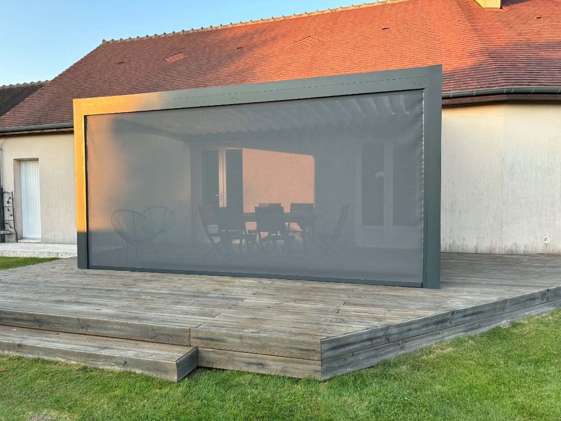 Pergola équipée d’un store vertical sur une terrasse en bois