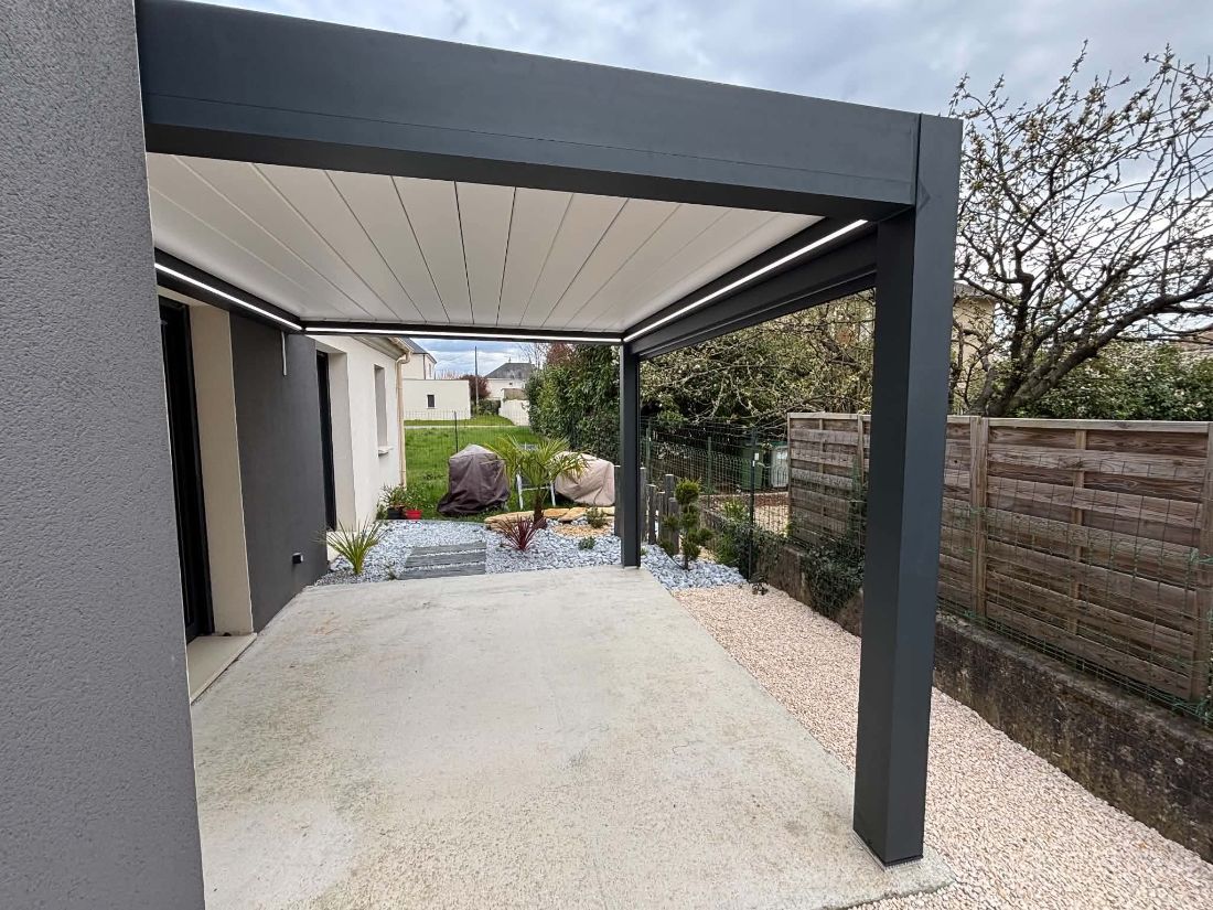 Carport gris anthracite à toiture blanche et éclairage intégré, au-dessus d’une dalle béton